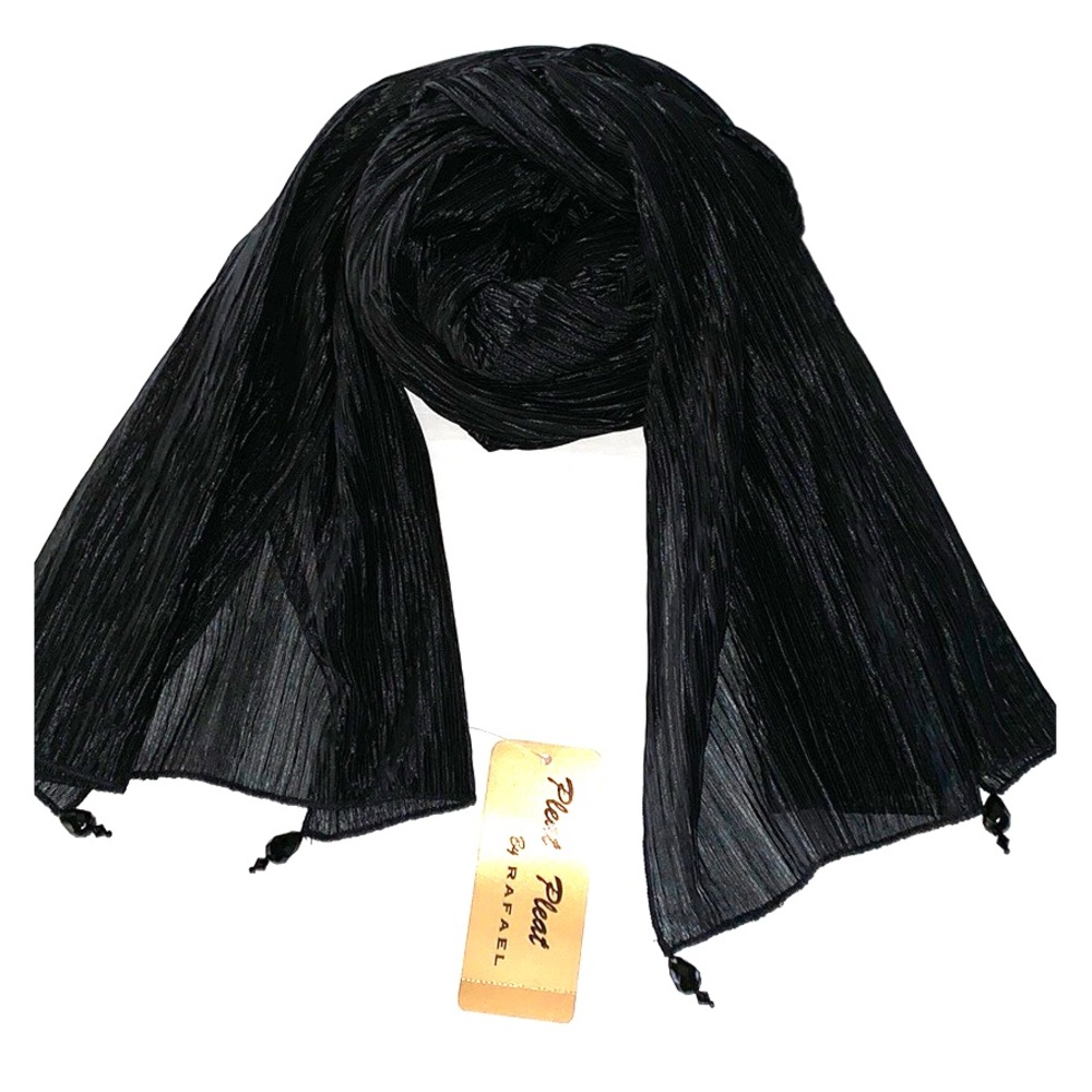 Pleated black scarf by Raphael